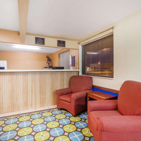 Travelodge By Wyndham Great Bend Εξωτερικό φωτογραφία